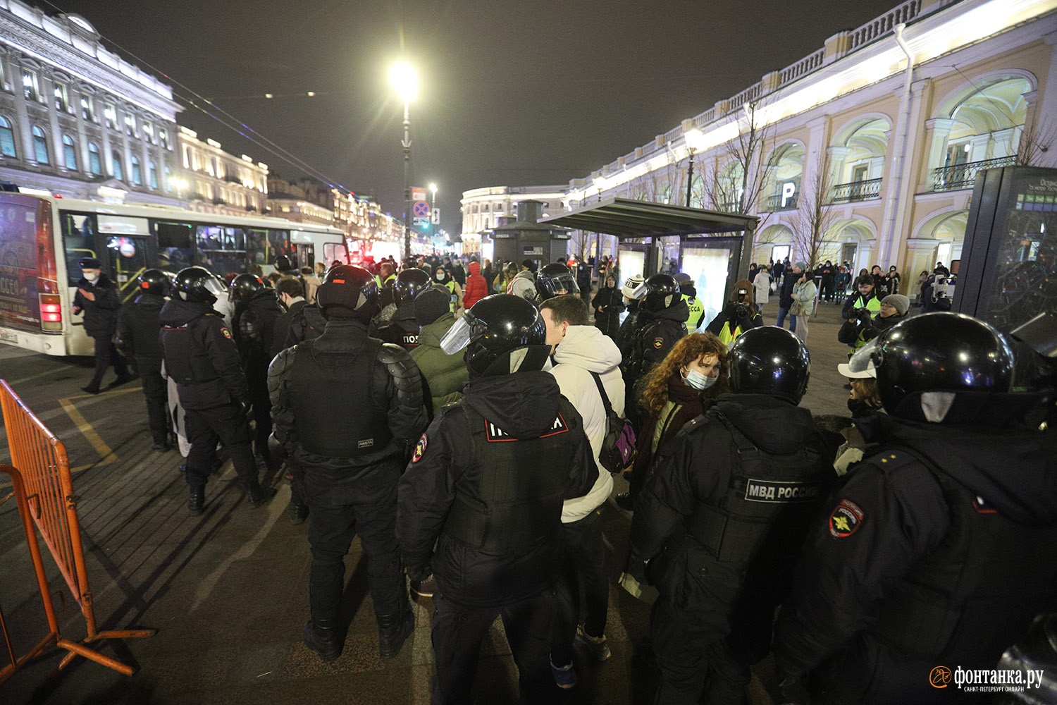 События спб. Протесты в России сейчас. Протесты в Санкт-Петербурге сейчас. Полиция в метро. Полицейский в метро.