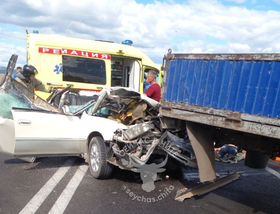 Авария с участием фуры, машины Toyota Mark II и грузовика произошла в Чите