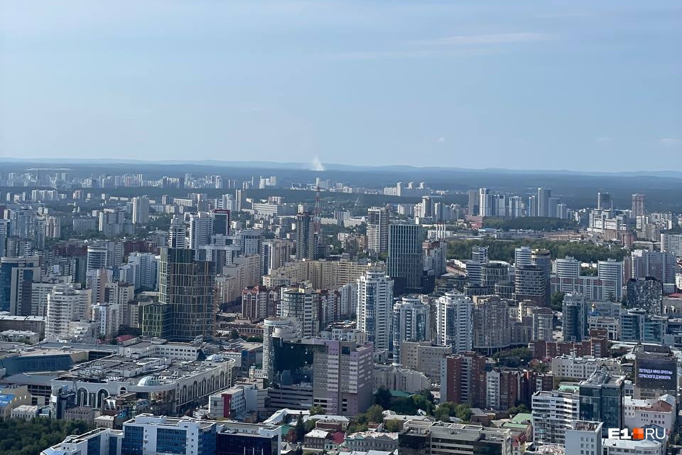 «Взрывается и взрывается»: жители Екатеринбурга сообщили о задымлении и вертолетах над ним