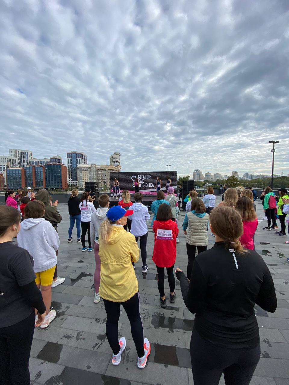 Сотни красоток пробежали по центру города: показываем участниц женского забега в Екатеринбурге