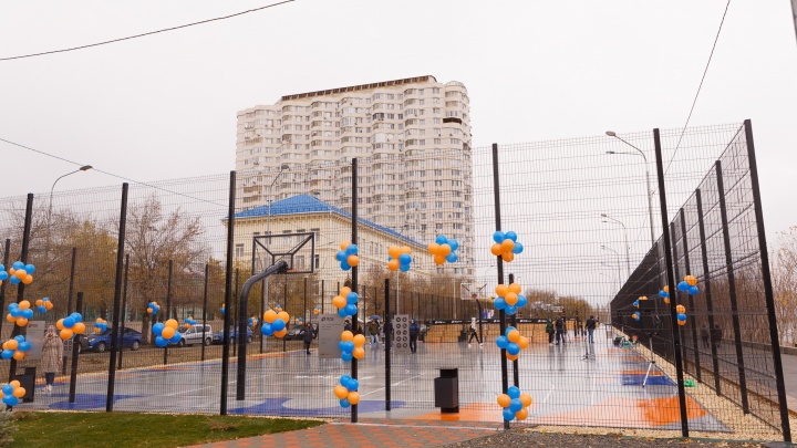 На улице Чуйкова в Волгограде открыли первый в регионе центр уличного баскетбола международного класса