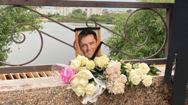 В Кургане несут цветы к стихийному мемориалу памяти Юрия Шатунова