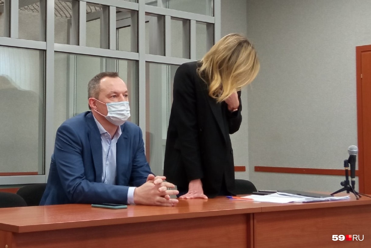 Алексей Бурнашов (справа его адвокат) на последнее заседание суда пришел с подготовленными заранее вещами Алексей Бурнашов (справа его адвокат) на последнее заседание суда пришел с подготовленными заранее вещами
