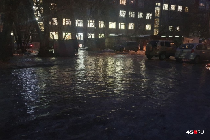 Гололед в Кургане мешает спокойной передвигаться уже третий день Гололед в Кургане мешает спокойной передвигаться уже третий день