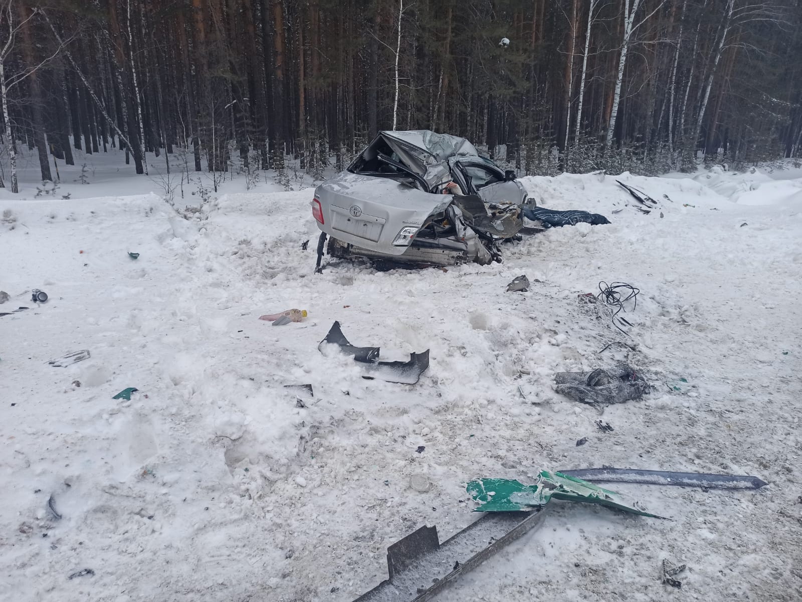 Toyota Camry занесло и выбросило на встречную полосу Toyota Camry занесло и выбросило на встречную полосу