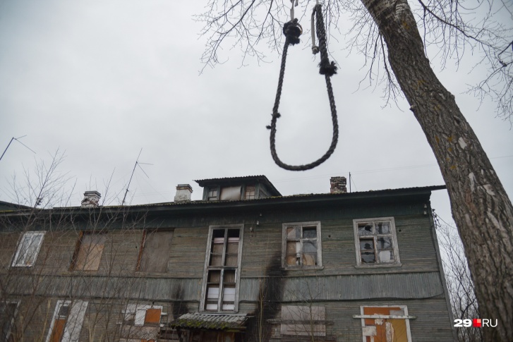 Недалеко от автобусной остановки мы увидели такую картину. Нет, это не виселица, а самодельные качели — такие в Маймаксе встречаются чуть ли не в каждом дворе Недалеко от автобусной остановки мы увидели такую картину. Нет, это не виселица, а самодельные качели — такие в Маймаксе встречаются чуть ли не в каждом дворе