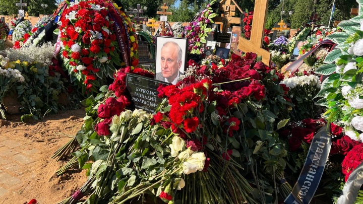 Венки от «Дау» и «Лукойла» и почетный караул: Геннадия Бурбулиса похоронили на московском кладбище