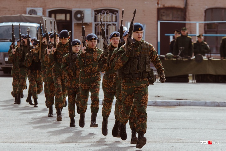 На военную службу по контракту в этом году планируют набрать примерно 300–500 человек из Тюменской области