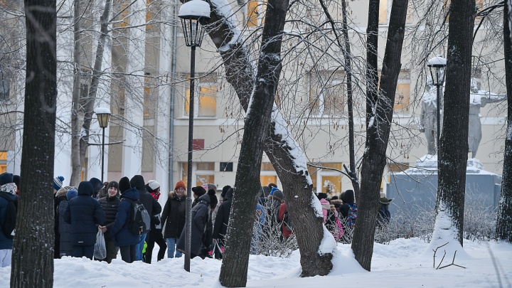 «Срочно! Детей оставлять дома». В Екатеринбурге снова «заминировали» школы