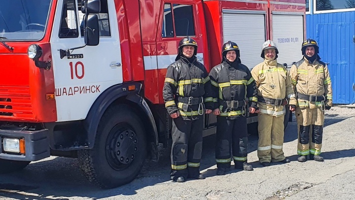 «Открыл подросток в противогазе»: в Шадринске пожарные спасли женщину с двумя детьми