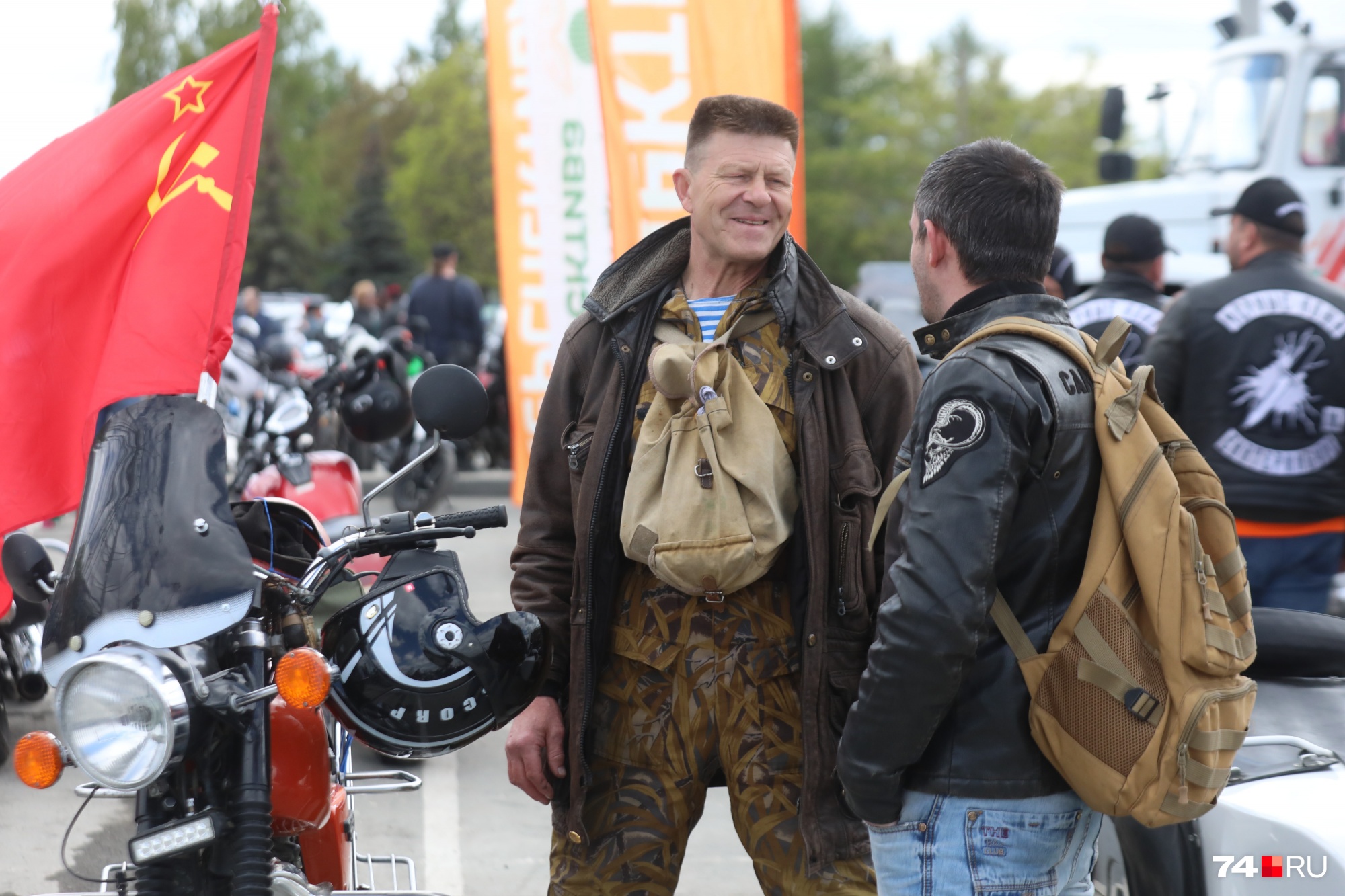 А это рубрика «Сделано в СССР»: редкий сейчас мотоцикл «Юпитер», советский флаг, брезентовый рюкзак и сам байкер