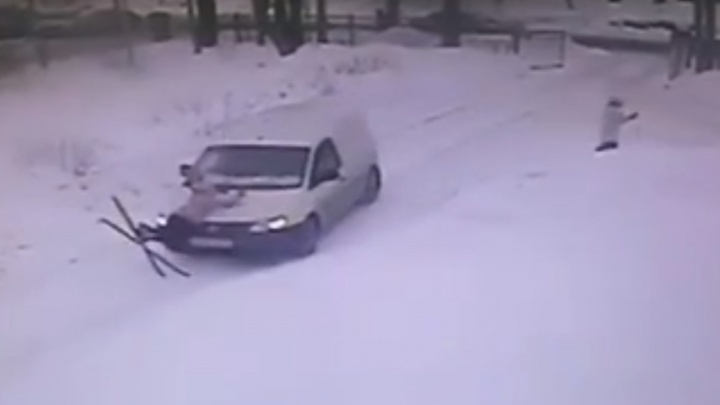 В Северодвинске 10-летнюю девочку сбил автомобиль на школьной территории