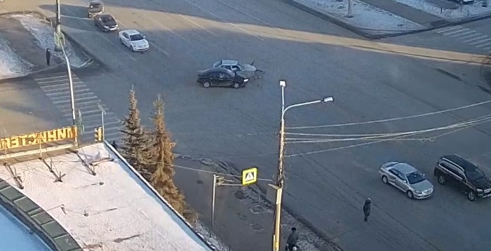 На перекрестке Курчатова — Воровского столкнулись иномарка и «Лада», ДТП попало на видео