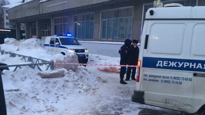 «Лежит в крови до пояса»: в центре Ярославля прохожие на тротуаре обнаружили труп мужчины