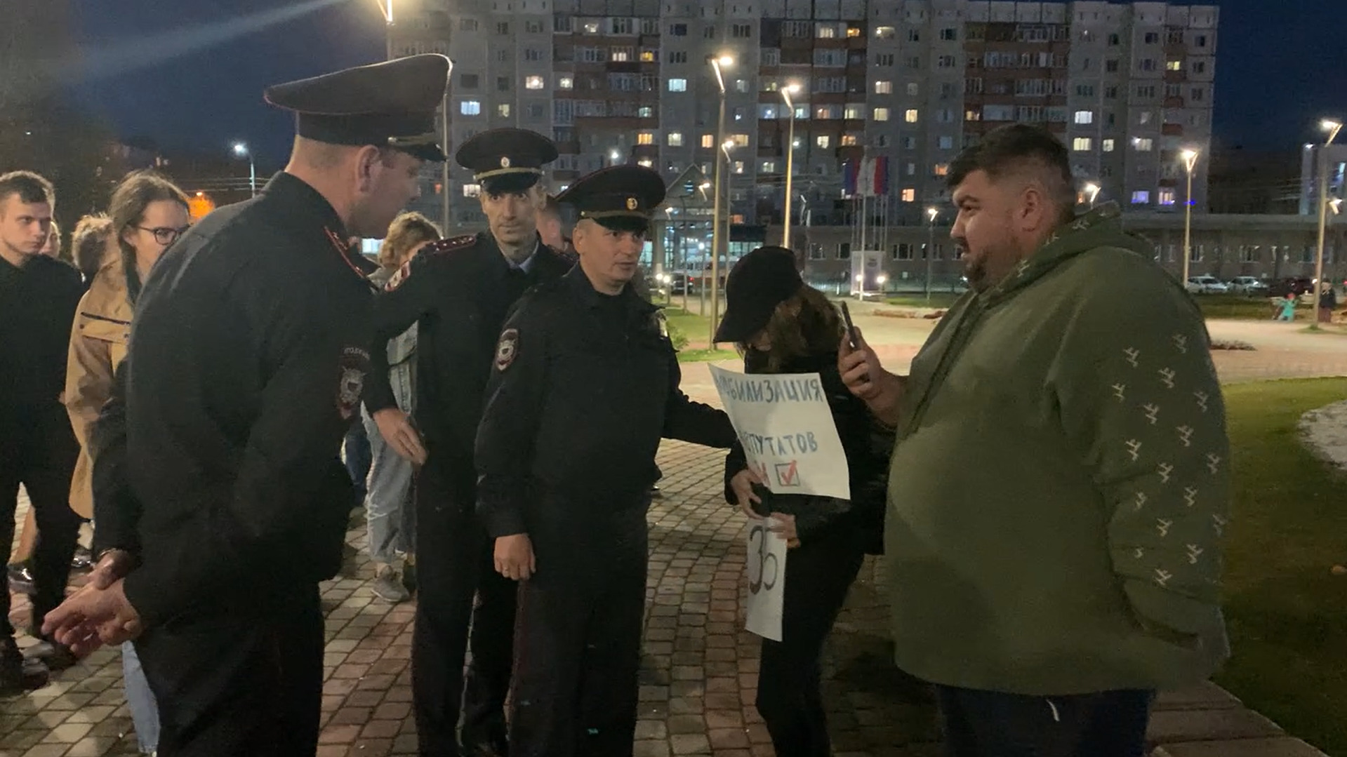 «Пытаюсь вычислить координаторов»: сургутский общественник объяснил свое присутствие на акции протеста