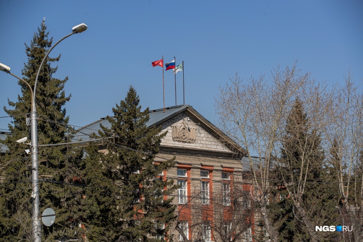 Власти решили Знамя не снимать Власти решили Знамя не снимать
