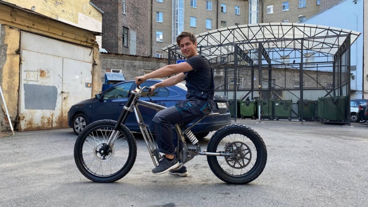 «Хочешь сделать хорошо, сделай сам»: красноярец собрал электромотоцикл, который удивляет дизайном и мощностью