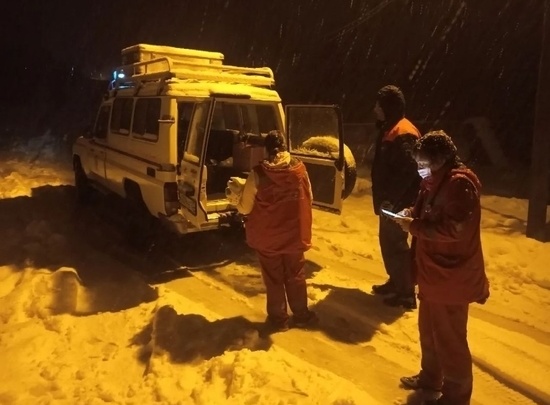 В Сочи машина скорой помощи застряла в снегу с пациенткой, которую везли в больницу