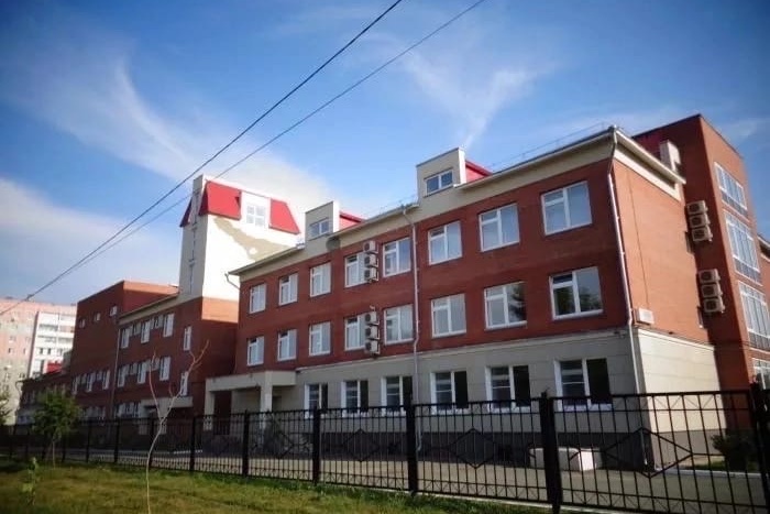 Школа <nobr class="_">№ 54</nobr> находится в Калининском районе, недалеко от перекрестка улиц Братьев Кашириных и Чайковского
