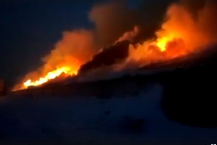 Пожар был настолько сильным, что обрушилась крыша корпуса Пожар был настолько сильным, что обрушилась крыша корпуса