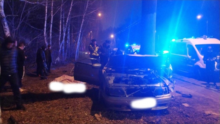 Легковушка влетела в столб в Казани — погибли 2 человека