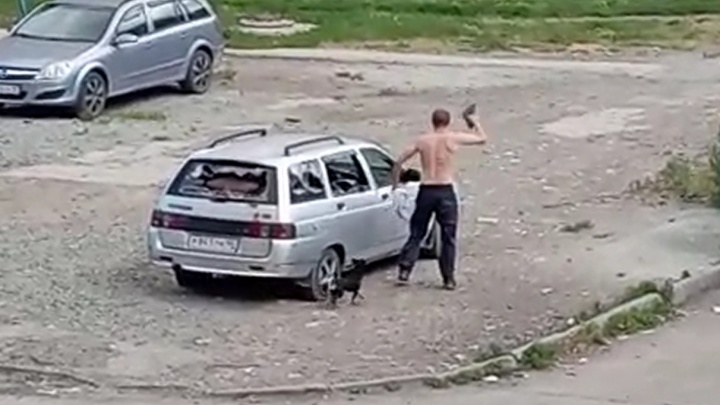 В Пионерском буйный мужчина разнес припаркованную во дворе машину. Видео