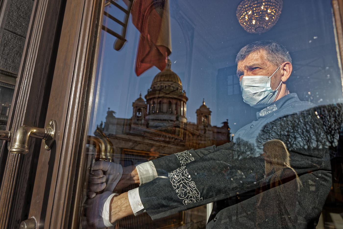 Можно не вставлять зуб и не дышать потом: почему я продолжаю носить маску