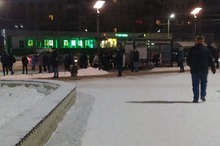 Утром 6 декабря ярославцам пришлось мерзнуть на остановках из-за невыхода в рейсы автобусов
