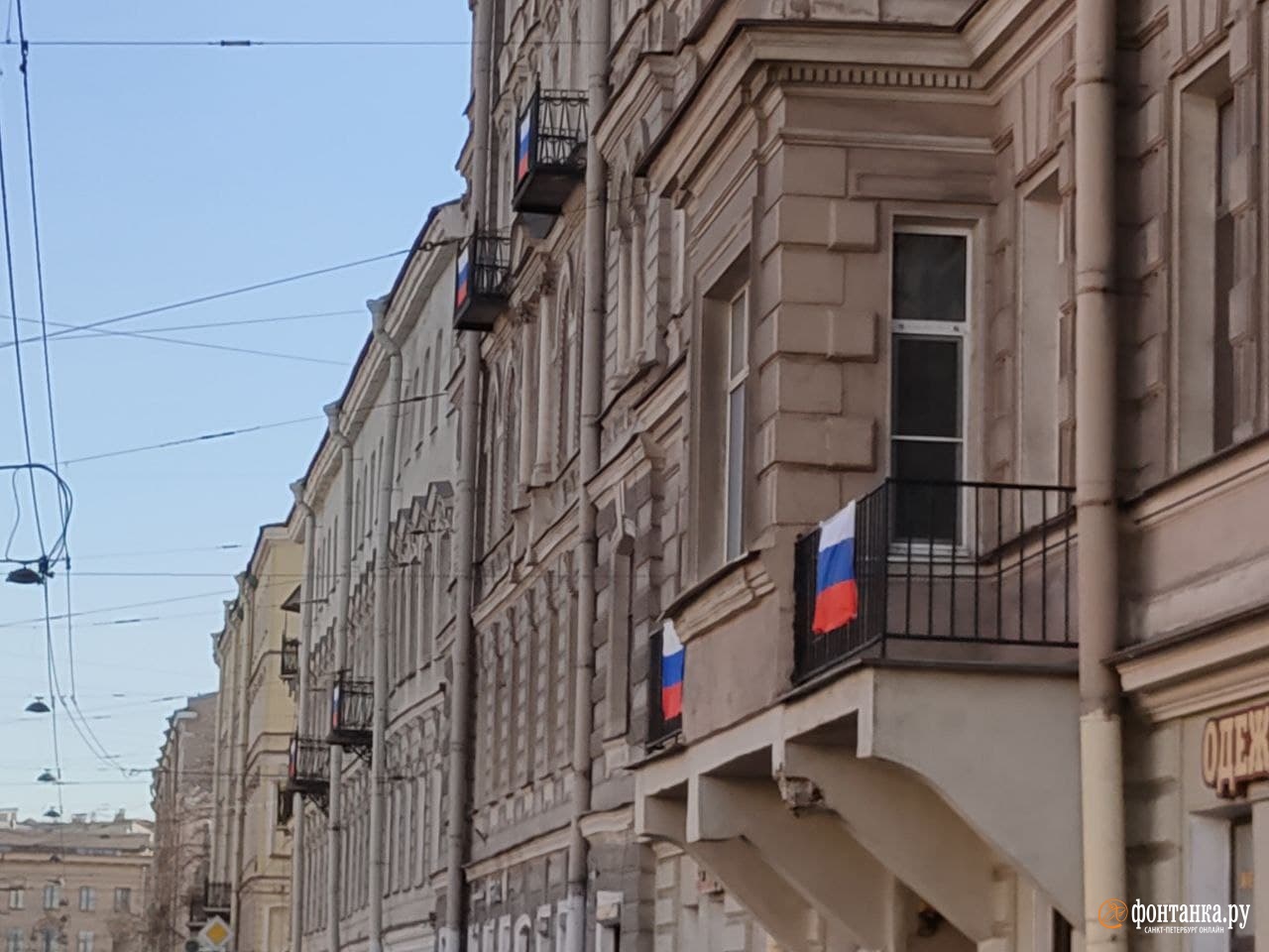 На балконах — флаги, в рекламе — георгиевские ленточки. Петербург украшают  символикой | 05.03.2022 | Санкт-Петербург - БезФормата