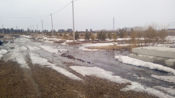 «Месиво бежит в бор и речку»: жители Шадринска жалуются на вывоз снега в поселок