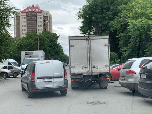 Владелец автостоянки. Парковка до разделительной полосы. Новосибирск парковка. Парковки у ТРЦ для инвалидов.