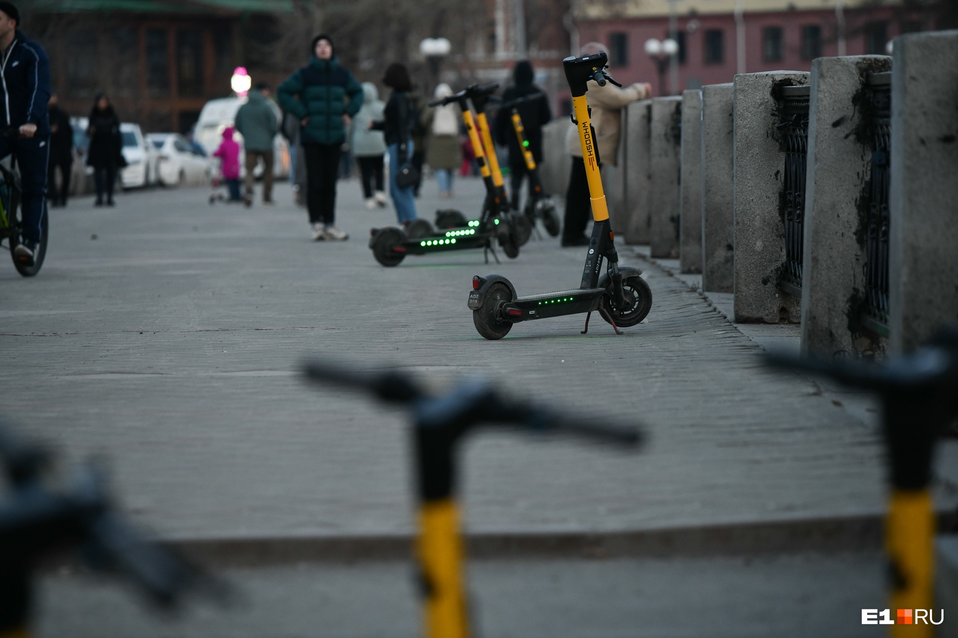 «Микромобильный хаос»: объясняем, почему Екатеринбург превращается в парковочный ад с электросамокатами
