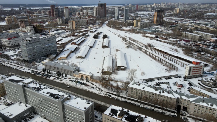Заброшенную промзону рядом с вокзалом в Екатеринбурге застроит миллиардер Пумпянский. Летаем над ней