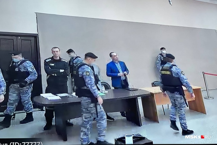 Навальный слушал приговор прямо в колонии, где отбывает текущий срок. Вокруг него каждые полчаса менялся конвой
