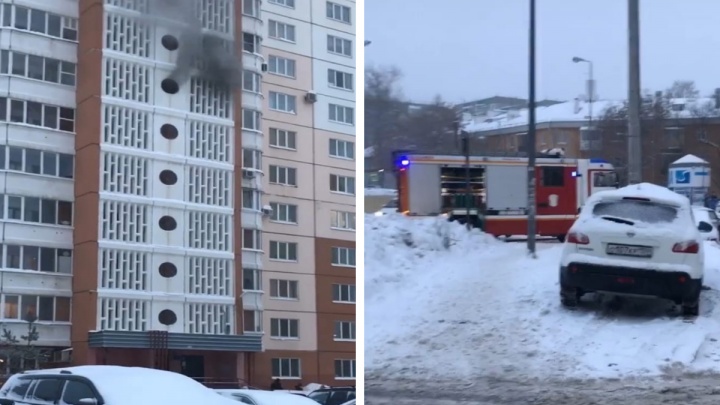 В Перми из горящей квартиры спасли 7-летнюю девочку — она стояла одна на балконе