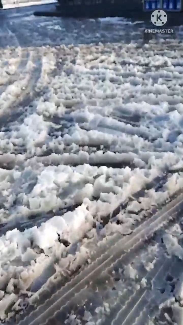 Такое снежное месиво водители сняли на парковке