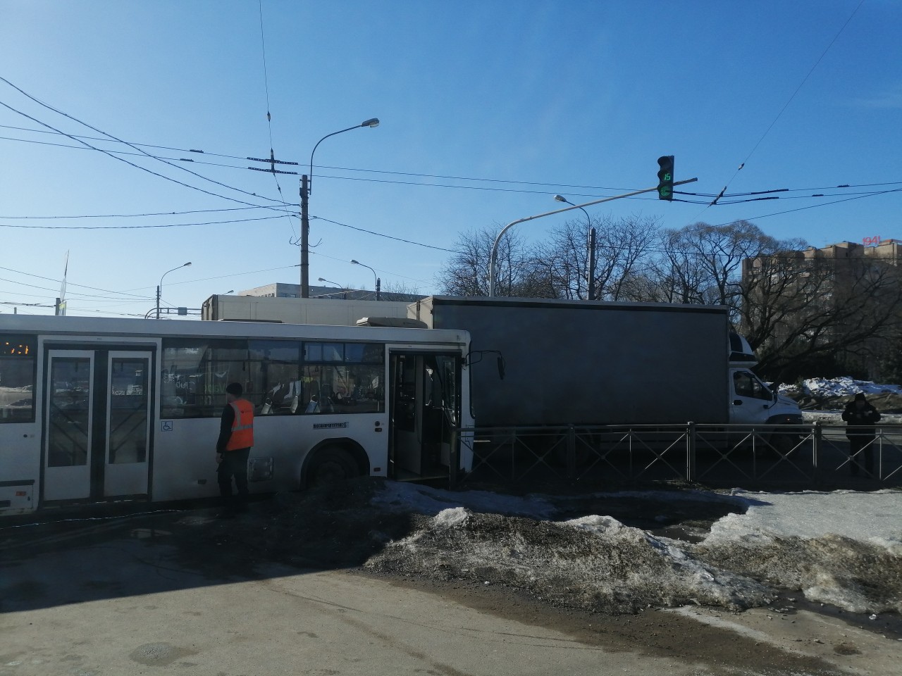 Грузовик разбил «лицо» автобусу на проспекте Непокоренных