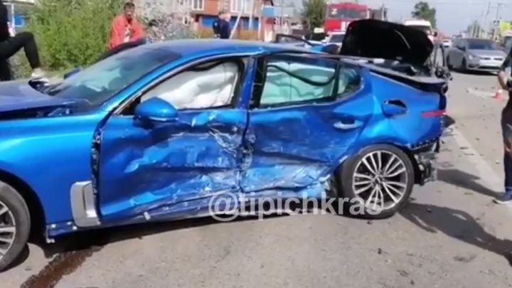 Под Краснодаром спортивный автомобиль врезался в две машины, есть пострадавшие