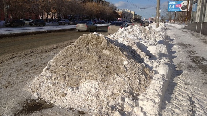 «Люди падают»: смотрим, как дворы и тротуары в Челябинске (не) расчистили после крупного снегопада