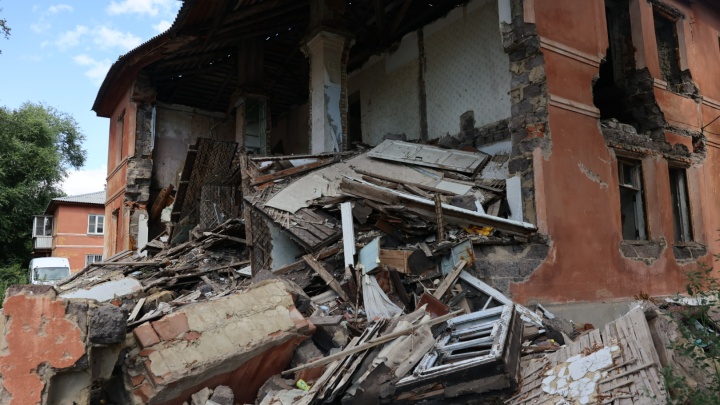 Чиновники объяснили, почему больше года не могут снести дом с обрушившейся стеной в Челябинске