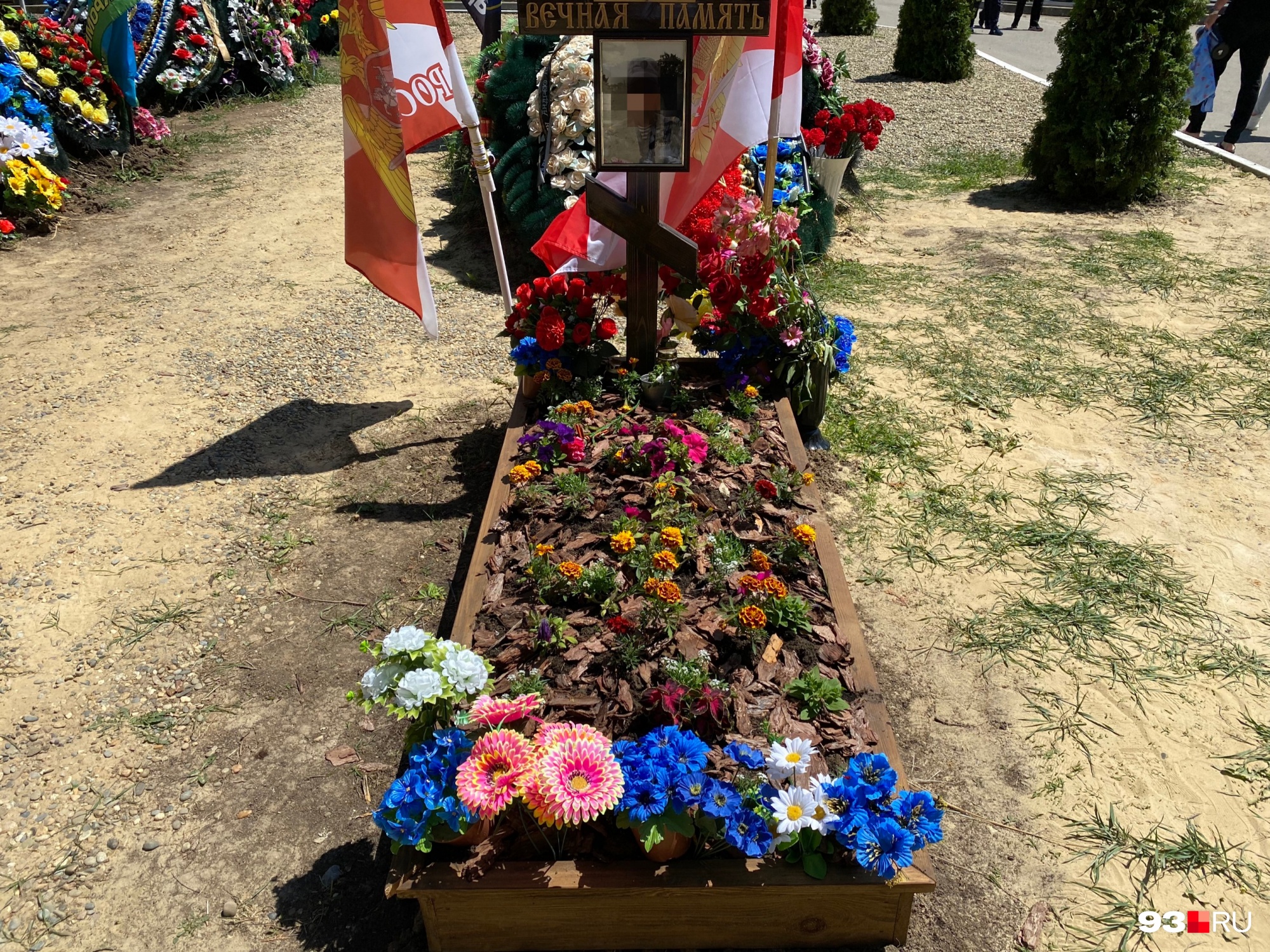 На могиле 22-летнего парня высадили цветы