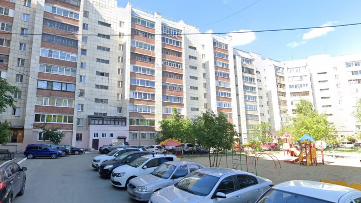 Четырехкомнатную квартиру в тюменской многоэтажке тушили 24 человека. Женщина — в реанимации