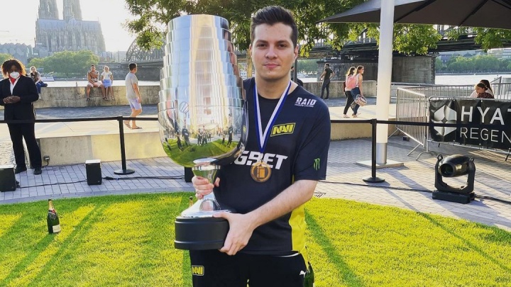 Омский киберспортсмен в составе команды NaVi выиграл главный турнир по CS:GO