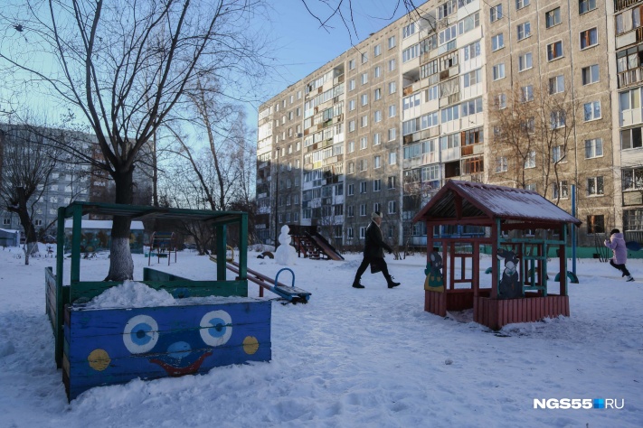 На этой детской площадке отец играл с 3-летним сыном, когда приехала полиция