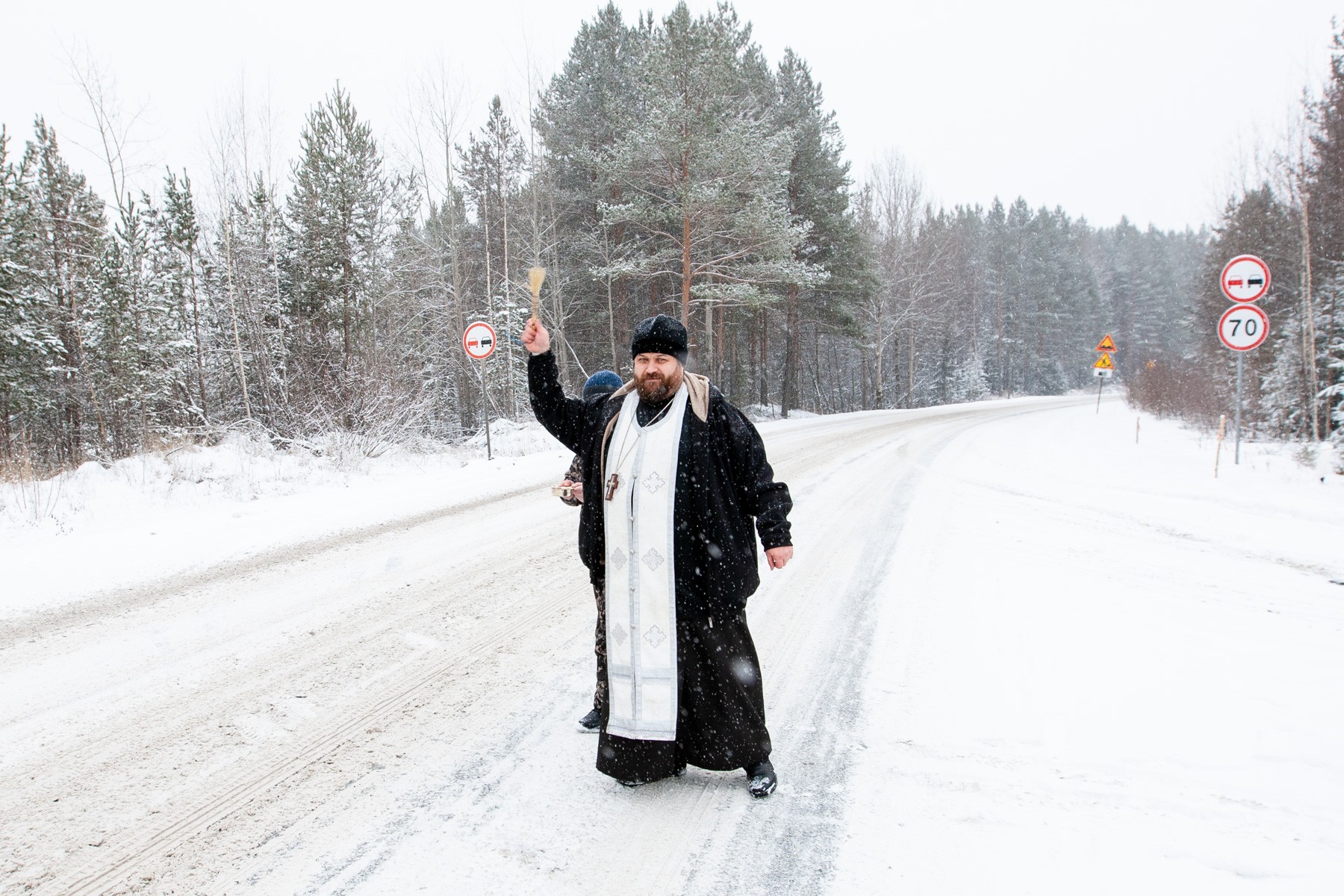 Со святой водой и иконами: на Среднем Урале состоялся крестный ход против коронавируса