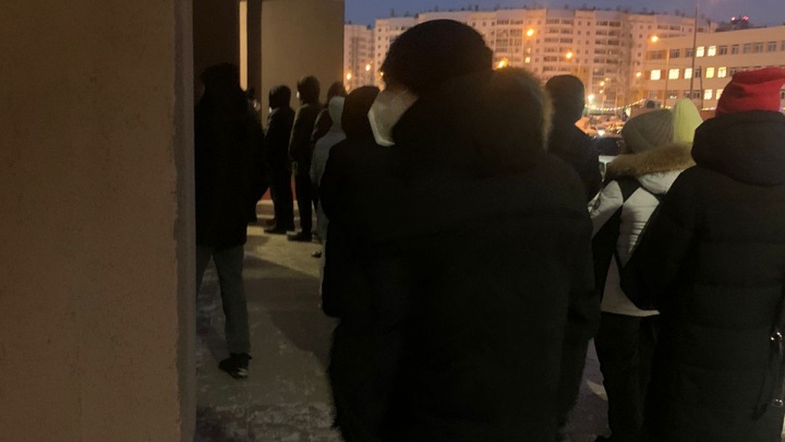 В Челябинске поликлиника отличилась огромной очередью из температурящих пациентов, ожидающих приема на улице