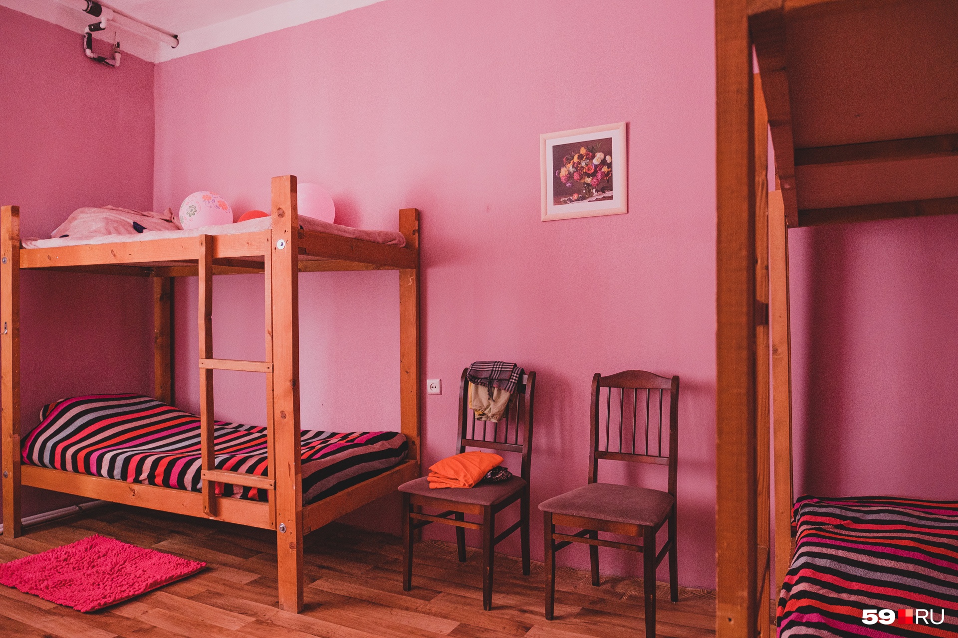 В спальнях центра — по-девичьи розовые стены, коврики, картины. Двухъярусные кровати здесь решили поставить, чтобы можно было разместить больше женщин