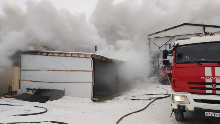 В Челябинске вспыхнул крупный пожар в цехе по переработке древесины