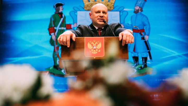 В Омске взошла звезда нового мэра. На инаугурации он целовал икону и клялся на Конституции