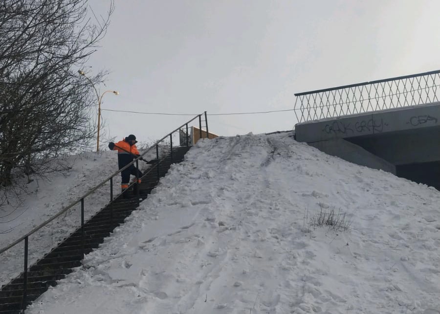 В Екатеринбурге устроили рейд по неправильным ледяным горкам. Показываем самые опасные из них